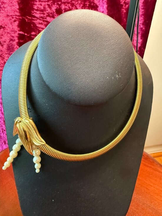 Vintage Richelieu Gold-Tone Omega Coil Necklace Faux Pearl Floral Accent 18 Inch - Picture 1 of 5